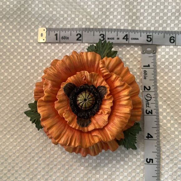 Vintage resin Poppy hinged trinket box with gold trim EVC - Picture 8 of 9